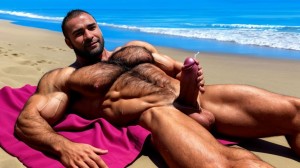 4K: hombre de 35 años de edad desnudo está acostado sobre una toalla roja en la playa, es delgado, músculos muy definidos y fibrosos y cuerpo delgado, totalmente desnudo con mucho vello por todo el cuerpo, se ven sus testículos hermosos y con mucho vello, cuerpo sudoroso y bronceado. Tiene un hermoso pene perfecto que está erecto, cada hombre sujeta fuertemente su pene con la mano derecha y eyacula. Hay ambiente de verano y la luz del Sol le da de frente iluminando sus músculos sudorosos.