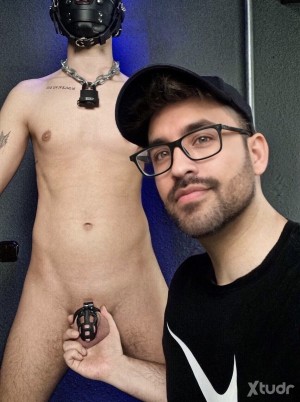 Xtudr - Joakyns: Puedo ser severo. Exigente. Implacable cuando cruzas la línea… y te haré cruzarla.
Disfruto moldearte con firmeza, llevarte...