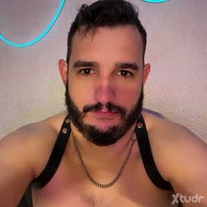 Xtudr - cerdeomad: In Madrid. I'm 2000% Bottom, submissive, and very piggy... Looking for dominant active top who is also very piggy to give...