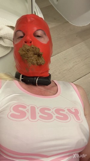 Xtudr - sumiso-wc: Sumiso vida het casado. Me mola que me usen de WC acepto meo y scat en boca. Tambien me puedo vestir de nena y llevar jau...
