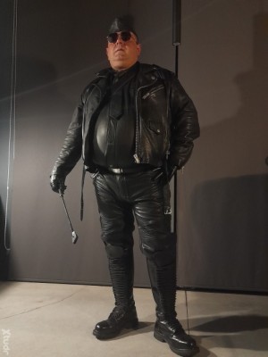 Xtudr - cueroboy7: Tio masculino activo sin pluma.Me mola el cuero y la ropa deportiva ya me veis en las fotos.
 TELEGRAM, INSTA: CUEROBOY7
...