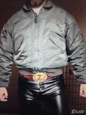 Xtudr - MachoFetichista: No pago ni cobro.
En y de Madrid.
Busco encuentros morbosos con uniformados, cuero, gente fetichista, roles, abiert...