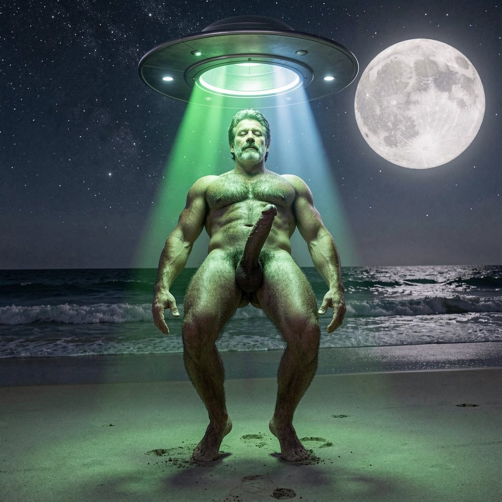 Un hombre desnudo y musculoso permanece de pie sobre la arena de una playa nocturna, iluminado por un intenso haz verde que desciende desde un platillo volante suspendido sobre su cabeza. Su cuerpo aparece frontal, con el pecho velludo, brazos tensos, piernas separadas y el pene visible, mientras mantiene una expresión seria y casi hipnótica. Al fondo, el mar oscuro rompe en olas bajo un cielo estrellado, con una luna llena enorme y brillante a la derecha que refuerza la atmósfera de ciencia ficción, abducción extraterrestre y escena surrealista junto al océano.