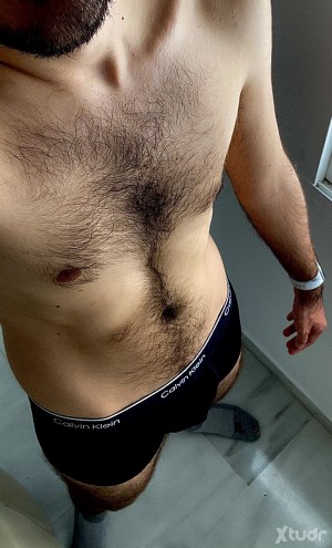Xtudr - Escupeme: Me flipa un tío cerdo bien sudado que me plante los sobacos en la cara y me escupa hasta dejarme chorreando… si meas en un...