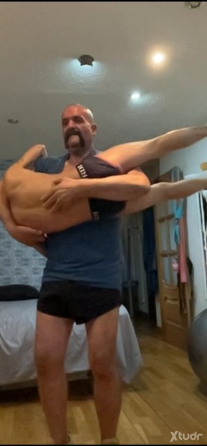 Xtudr - PapiDom: Dare to fight and be submissive.
Fight, trample, spank, kicks, lift, bear hug, backbreaker, leg press, strangle, punching.
...