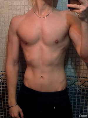 Xtudr - Alvaro2001: Soy un chico muy sumiso y mamon del 2001 con muchas ganas de ser humillado y obedecer. Penetración no me mola si no tene...