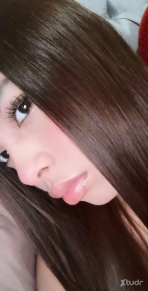 Xtudr - Daniela_16: Holii busco conocer algún hombre que sea demasiado caliente y tenga fetiche de pies o otra cosa 