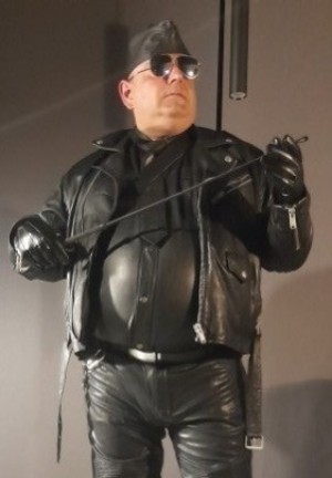 Xtudr - cueroboy7: Tio masculino activo sin pluma.Me mola el cuero y la ropa deportiva ya me veis en las fotos.
 TELEGRAM, INSTA: CUEROBOY7
...