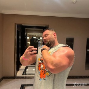 Xtudr - bigchriss: Looking for a submissive slave and a partner, text me if you are interested. Also if you want to hookup. I am available, ...
