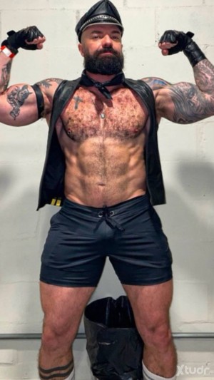 Xtudr - Masterdave: Soy un amo al que su esclavo acaba de dejar, deseando un nuevo esclavo chico para ser poseído