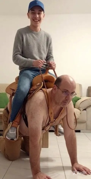 Xtudr - Pony_Slave: Pony Slave Remón.
El esclavo de las fotos es real. Si estás interesado, ponte en contacto. 