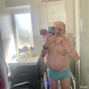 Xtudr - jy6fabit: Older sub not experienced. Want someone to teach him. Uses a wheelchair to get about but legs are the only part that doesn...