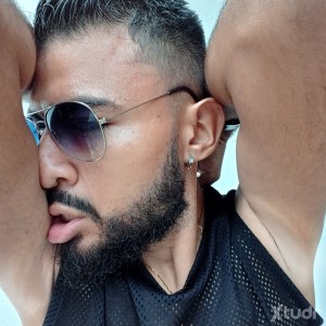 Xtudr - AlbertoFerrer96: I'm a submissive slave, 27 years old, looking for mature men, I do what you want, I'm 