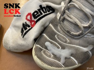 Xtudr - SNKLCK: I'm a submissive man of sports shoes. Submissive man of sneakers. Licking them, smelling them, is my passion.