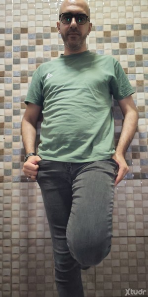 Xtudr - AAYAADX: Ultra-sumiso árabe, completamente devoto a hombres dominantes.
Translation: Ultra-submissive Arab, fully devoted to dominan...