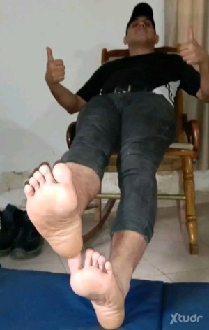 Xtudr - PanaPies: I like that they smell and suck my feet, dominate and trample with my feet.