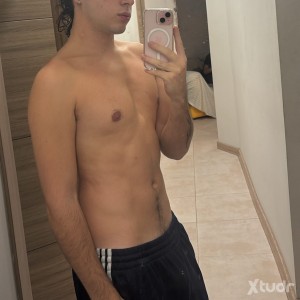 Xtudr - cani_sum: Soy un chico de 22 sumiso. te limpio la casa. en castidad. busco tios dominantes, posesivos y protectores 