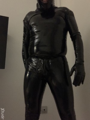 Xtudr - Sumisocuero77: Versátil amante del cuero y rubber. Buscando amo preferiblemente. Pasarlo bien y morbo. 