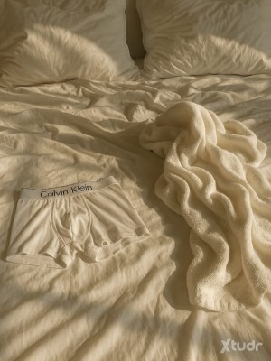 Xtudr - SeduccionBlanca: Soft obedience, the low gaze,
the body that gives itself without being asked.
Clean of soul and ardent desire