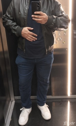 Xtudr - Amo_Superior: Robusto, macho, autoridad natural. No juego a ser dominante. Lo soy. Mi tiempo cuesta. Mi atención se gana. 
No soy un...