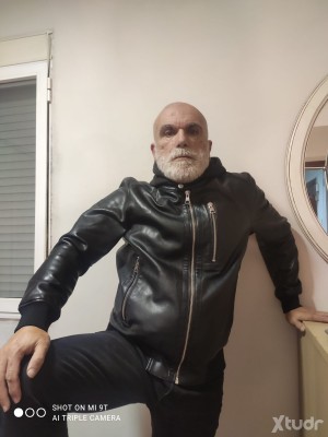 Xtudr - LuisFiuza: Mature man well endowed, I like to enjoy a good big penis fuck among other things and open to discovering new experiences...