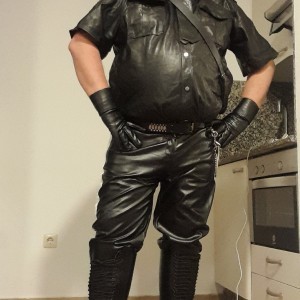 Xtudr - cueroboy7: Male active uncle without feathers. I'm into leather and sportswear, you can see me in the photos. In Barcelona from 3 to...