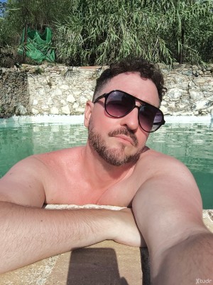 Xtudr - Robcn: New around here. I want to experiment. Submissive I let myself be done.