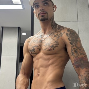 Xtudr - Brandon_766: Deadly stare, deadly stroke 😏 Top alpha top | Built & hung | Rough, pits, manhandle. PrEP + condoms mandatory. No vanil...