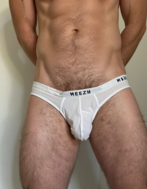 Hombres heteros grandes peludos vestuario en slips blancos y gota meo