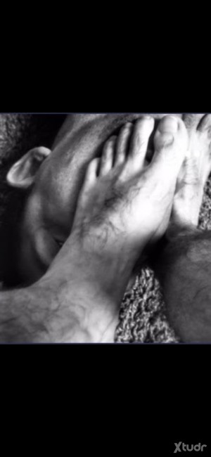 Xtudr - SoyTuAlfombra: I eat your feet and the rest.