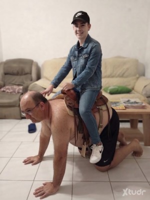 Xtudr - Pony-Slave: El esclavo de las fotos es real. 
El esclavo Remcrig se convirtió en un animal para el amo colombiano Andrés, su juguete...