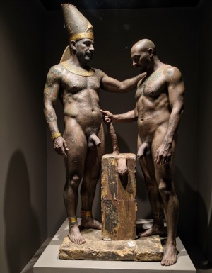 Akhenatón (originalmente llamado Amenhotep IV) fue un faraón egipcio que gobernó durante la Dinastía XVIII (Imperio Nuevo), aproximadamente entre 1353 a.C. y 1336 a.C. Es un hombre faraón de los más fascinantes y revolucionarios de la historia egipcia debido a su radical reforma religiosa. Está totalmente desnudo y en sus pies lleva sandalias de lujo de oro. Tiene un pene erecto de 20 cm de longitud y 8 cm de diámetro. Es admirado por su bello cuerpo de atleta. Tiene grandioso pene de 22 cm de longitud y 9 cm de diámetro y lo tiene en erección. Tiene el pene erecto. Aspecto muy masculino. A su lado hay otro hombre que lo ama, está frente a él con la mano derecha en su pene, cogiendo el pene con pasión, masturbando el pene, meneando la polla y acariciando su culo con amor ❤️ . Tienen todos los músculos en tensión, es una imagen muy masculina y viril.