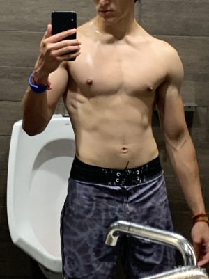 Xtudr - Matiii_09: Gente de mi edad cerca, no mayores de 20 y no peludos. Gente normal, ni osos ni drag queens pf.