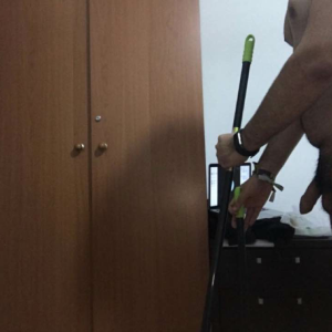 Xtudr - javiercin: Un tio majo y con ganas .- 
mirar como limpia el esclavo la habitacion 