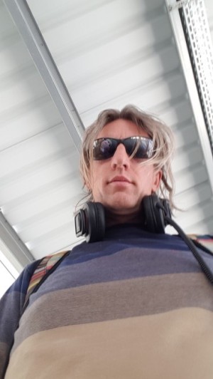 Xtudr - Alain29: hola esclavo buscando su Amo..
obediente, independiente muy abierto a todo