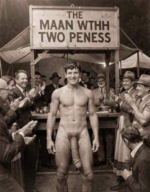 Año 1920. En una verbena o feria de atracciones de los horrores, un hombre muy dotado se muestra desnudo ante la muchedumbre que aplaude. 