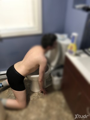 Xtudr - Domestiko: Soy esclavo sumiso joven. Puedo dar ayuda por ser tu siervo, realizar labores domesticas, limpiar wc, humillación, recado...