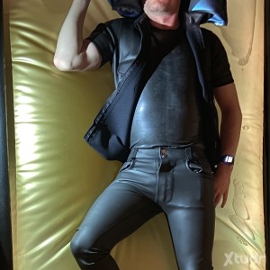 Xtudr - aussiebiboy2170: 34/M, gay. Lover of waterbeds, inflatables, water-filled inflatables, rubber, latex, neoprene. Discreet, open relat...