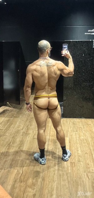 Xtudr - Tonibenega: Muscular bottom, unshaven, looking to enjoy morbid situations. 
Tattooed, already marked as a submissive, few limits and...