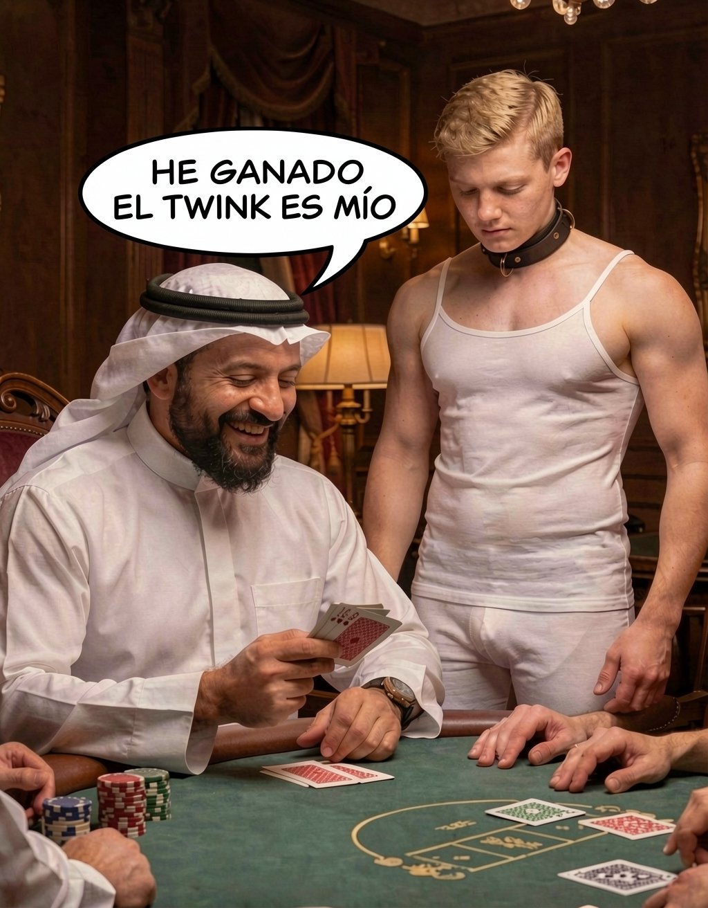 Un hombre vestido con túnica blanca y pañuelo árabe sonríe satisfecho mientras sostiene cartas en una mesa de póker con fichas apiladas, en un ambiente lujoso de madera oscura y lámparas cálidas. A su lado permanece de pie un joven rubio musculoso con camiseta interior blanca ajustada, calzoncillos blancos y un collar negro tipo choker, mirando hacia abajo con gesto serio o sumiso. Sobre la escena aparece un bocadillo de cómic con el texto “HE GANADO EL TWINK ES MÍO”, dando un tono provocador y de fantasía de apuesta ganada. Varias manos alrededor de la mesa sugieren otros jugadores participando en la partida de cartas.