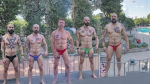 Imagen basada en hechos reales. Etarko (centro) con sus amigos viciosos de Xtudr, marcando paquetes, en la piscina universitaria de Madrid. 