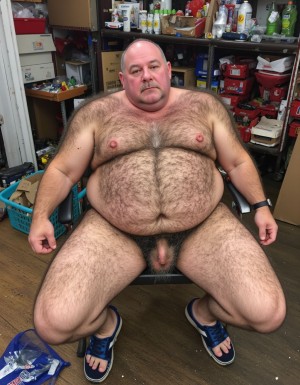 Hombre de 70 años grande, gordo y peludo. Tiene la polla fuera. Va vestido de trabajador de la basura. Parece desaliñado, sudado y un poco sucio. Se nota que s viejo. Tiene una mirada dura y dominante. 