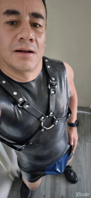 Xtudr - Ltherslave: Esclavo fetichsita del cuero latex  leather, uniformados principalmente militares y policías, sexo sucio, lame botas, ol...