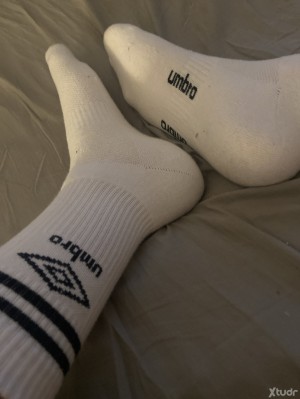 Xtudr - ZAPASTGN: I like submission, having to obey a dominant man and above all smelling well-worn socks and sneakers.