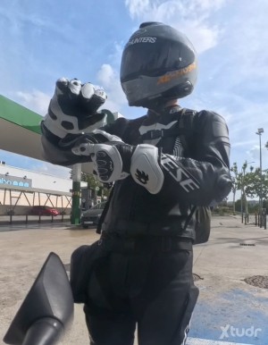 Xtudr - HappySmiley: Biker of 31 years, I like leather, smells, feet, licking boots and being pissed on
