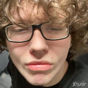 Xtudr - lookingforfunn: I like to game and sleep! 😂 I love cats and I’m also busy time to time but always down for fun hmu x