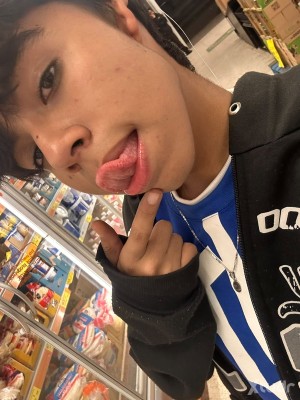 Xtudr - Stxrcris: busco sexo con alguien dominante que me acorrale y me bese