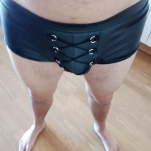 Xtudr - Amo28alc: Hello, I'm looking for real submissive men, no idiots, only serious and determined ones, no idiots. Don't ask me any quest...
