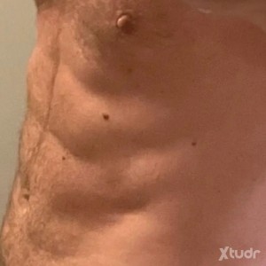 Xtudr - hung2meter: Curios top gay man with big hands and big feet. 