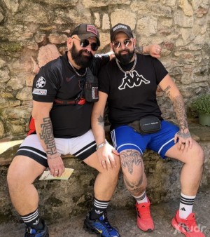 Xtudr - 2Bearsbcn: Two hairy bears with beards, looking for a third to have a good time, we are versatile and we are 35 and 52 years old.
